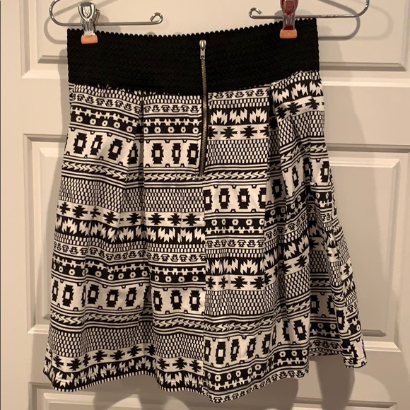 Francescas Black and White pattern skirt - Picture 2 of 3